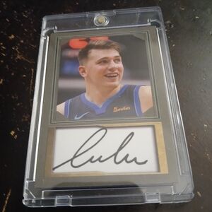 Luka Dončić Autograph Basketball Card - Blue Jersey